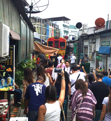 線路沿いの市場