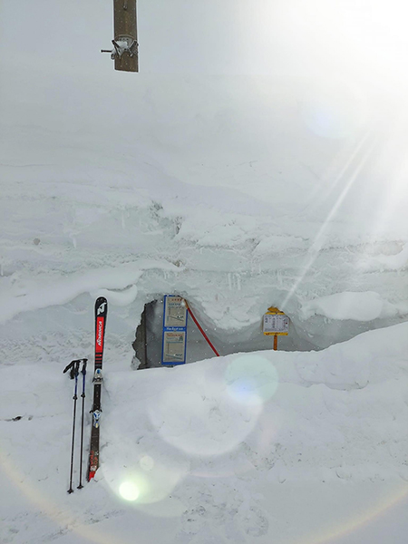 雪に埋もれるバス停